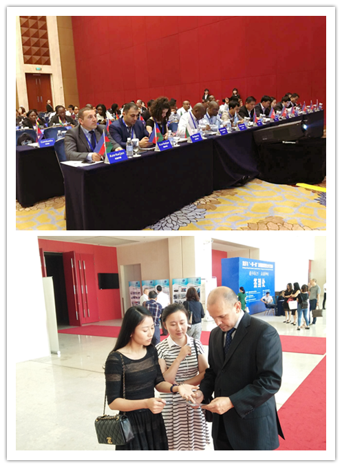 国贸师生参加重庆一带一路峰会,并与国外政府官员交谈